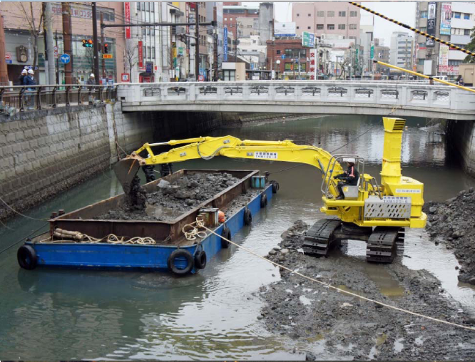 水陸両用バックホウによる掘削工 浚渫工（橋梁下）