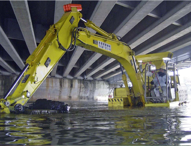 水陸両用バックホウによる掘削工 浚渫工（橋梁下）
