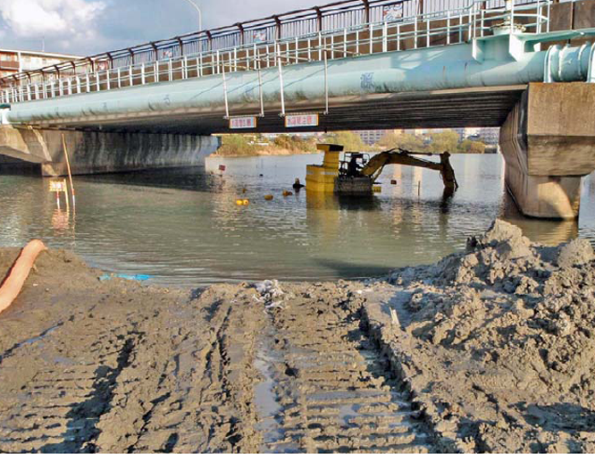 水陸両用バックホウによる掘削工 浚渫工（橋梁下）