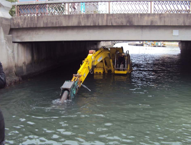 水陸両用バックホウによる掘削工 浚渫工（橋梁下）