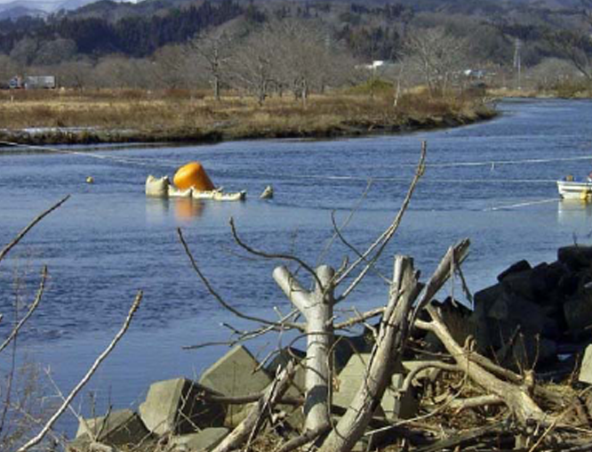 水陸両用バックホウによる災害復旧工事