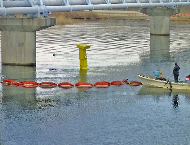 水陸両用バックホウによる災害復旧工事