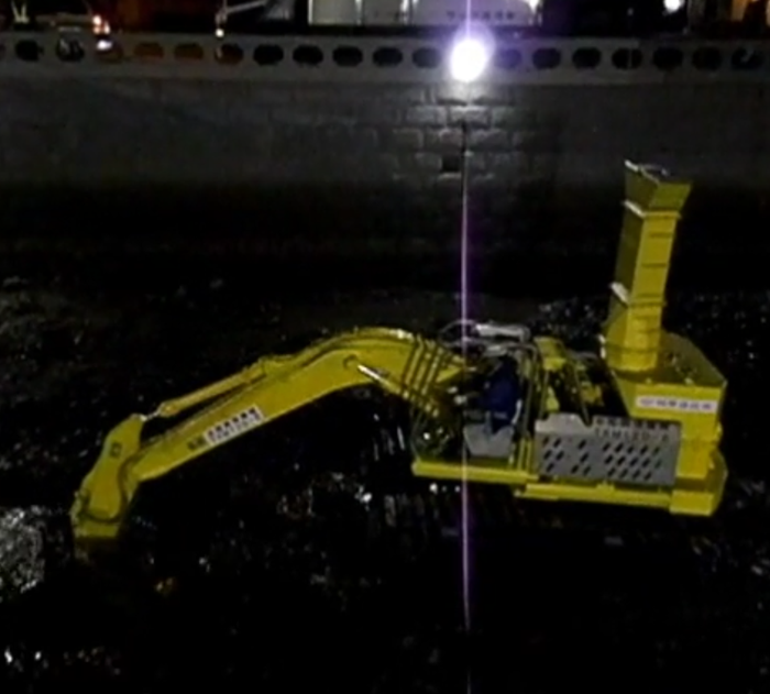 水陸両用バックホウ