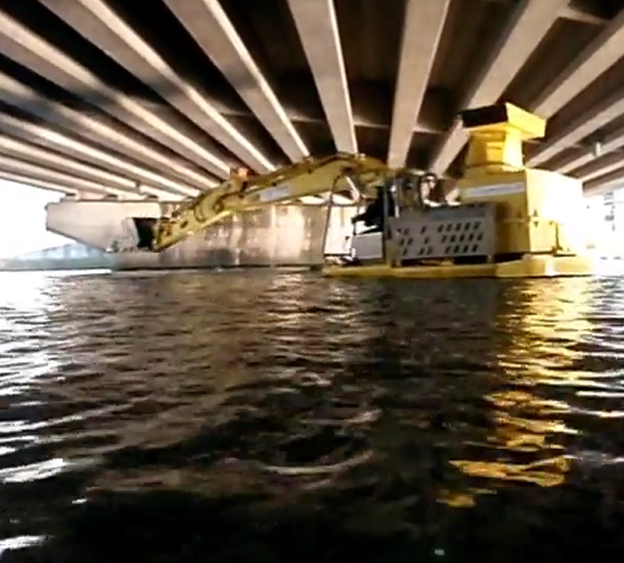 水陸両用バックホウ