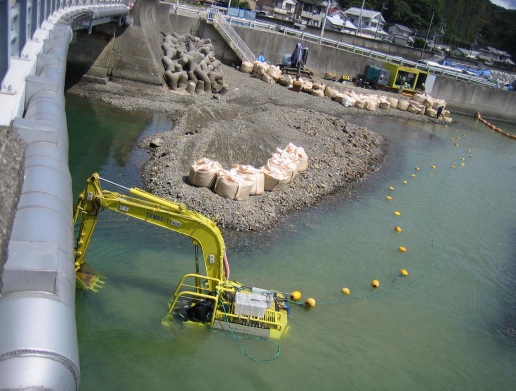 水中バックホウの基礎工事　床堀
