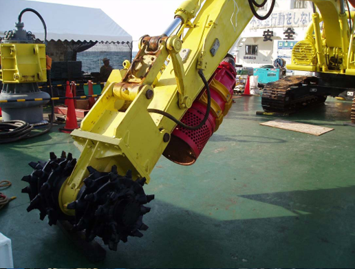 水中バックホウの基礎工事　岩盤切削