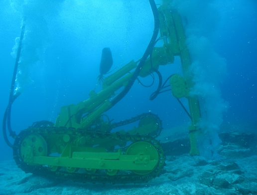 水中バックホウの基礎工事　岩盤削孔