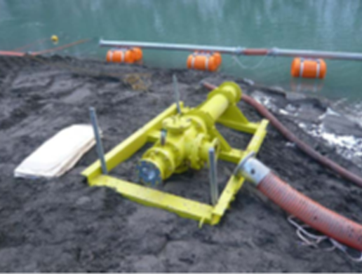 水中バックホウの基礎工事　基礎捨石・被覆石工