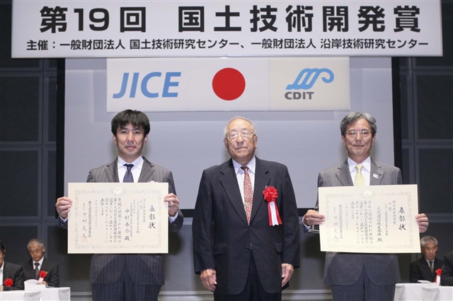 シャフト式遠隔操縦水中作業機（第19回国土技術開発賞　入賞）